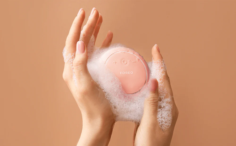 FOREO LUNA™ 4 body Massaging Body Brush uses ultra-hygienic silicone touchpoints and massaging T-Sonic pulsations cleanse, exfoliate and smooth your skin.